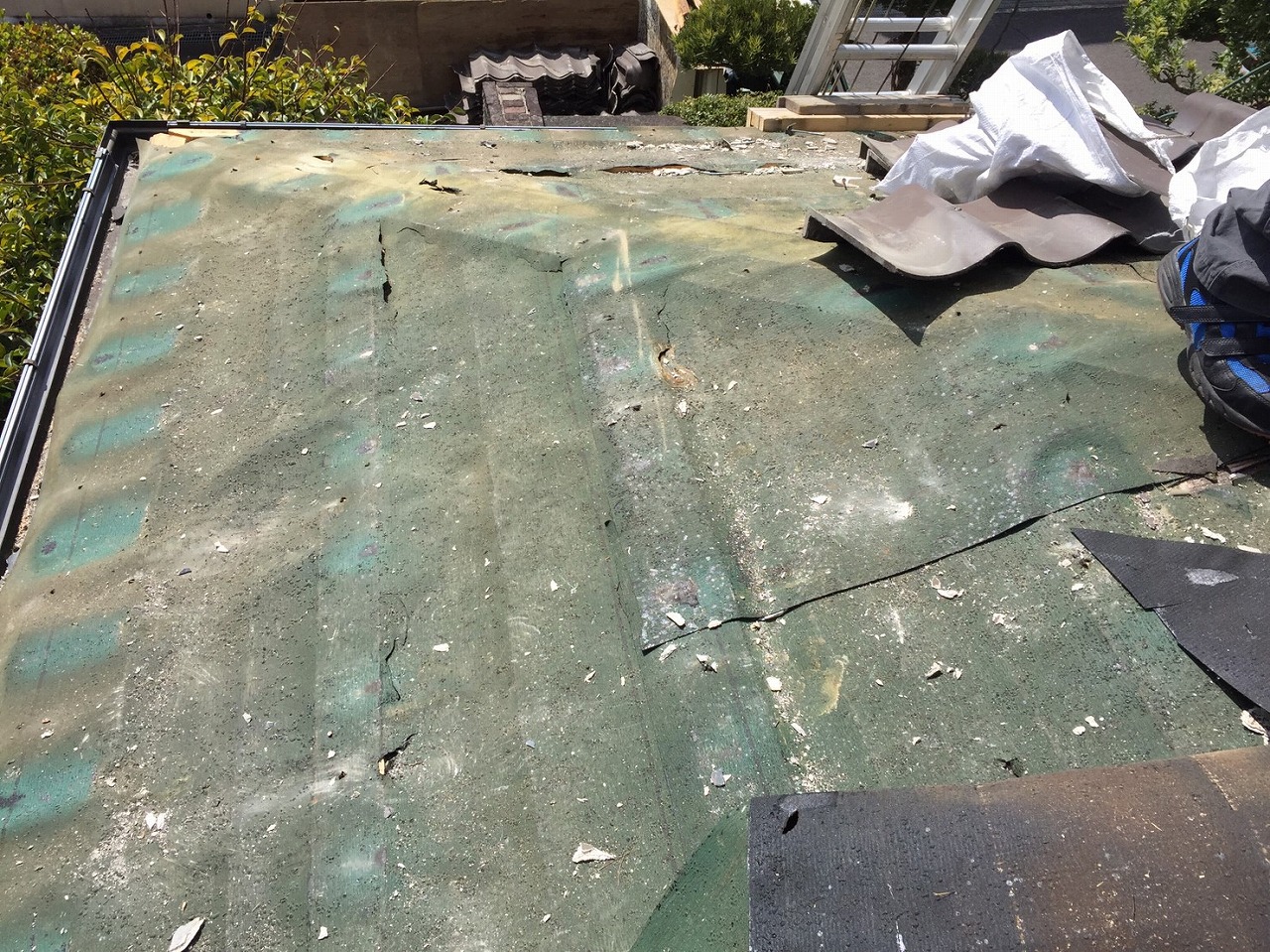 生駒市の葺き替え工事、下屋根のかわらＵを撤去